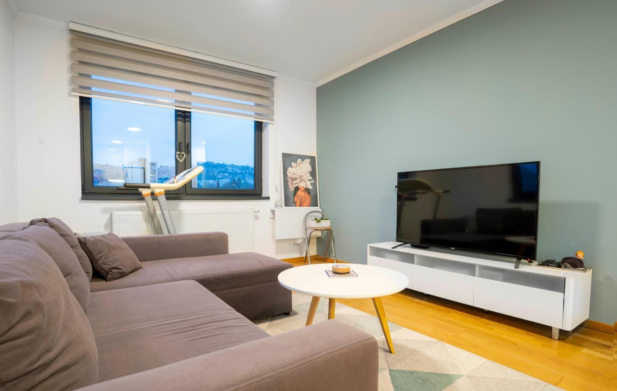 Sunny Modern 1-bedroom Apartment *