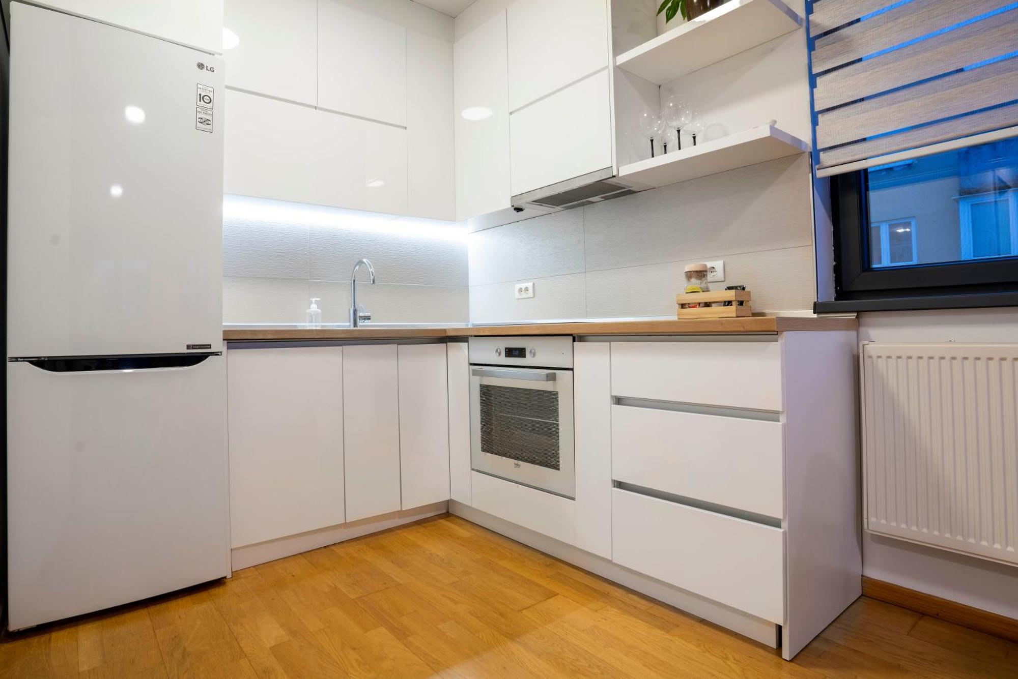 Sunny Modern 1-bedroom Apartment